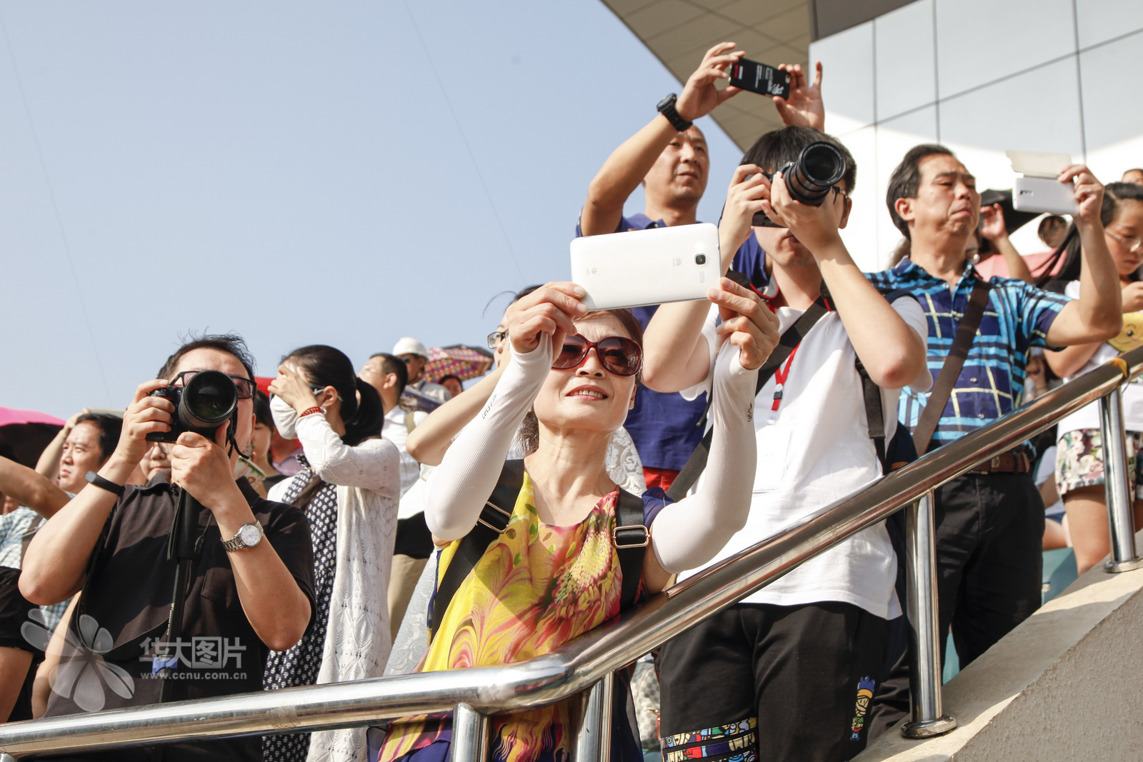 心系孩子的家长们都来到了佑铭体育馆上期待着孩子们的精彩表演