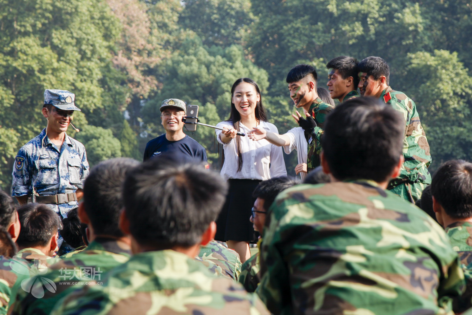 许多新生都被自己的迷彩妆容逗乐了