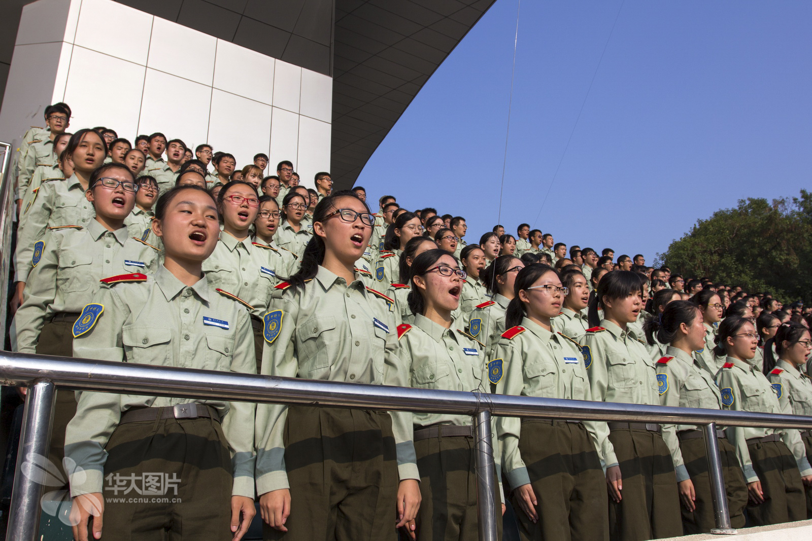 合唱团合唱《强军战歌》《团结就是力量》