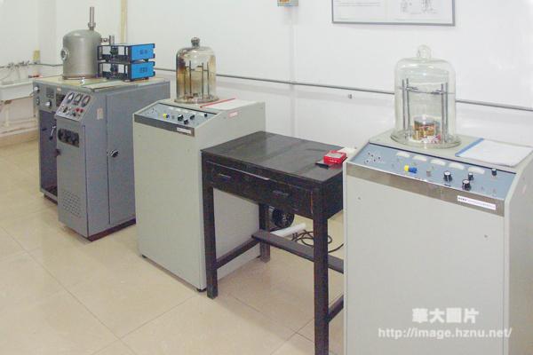 三级物理实验室